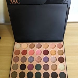 35 C Every day chic Artistry pallette.
